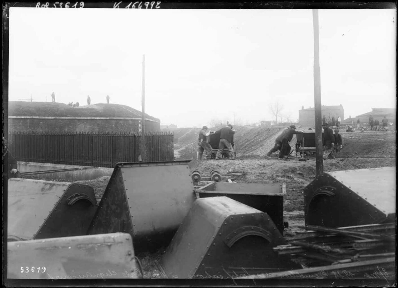 Démolition des fortifications porte de Clignancourt, les premières pelles mécaniques, 3 mai 1919